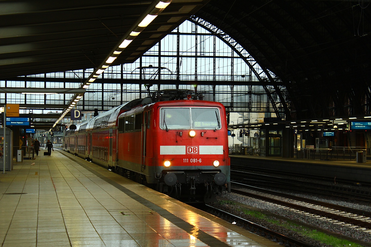 DB 111 081-6 mit einer RB nach Bremen-Vegesack steht abfahrbereit im Hbf Bremen. 03.12.2011(üaVinG)