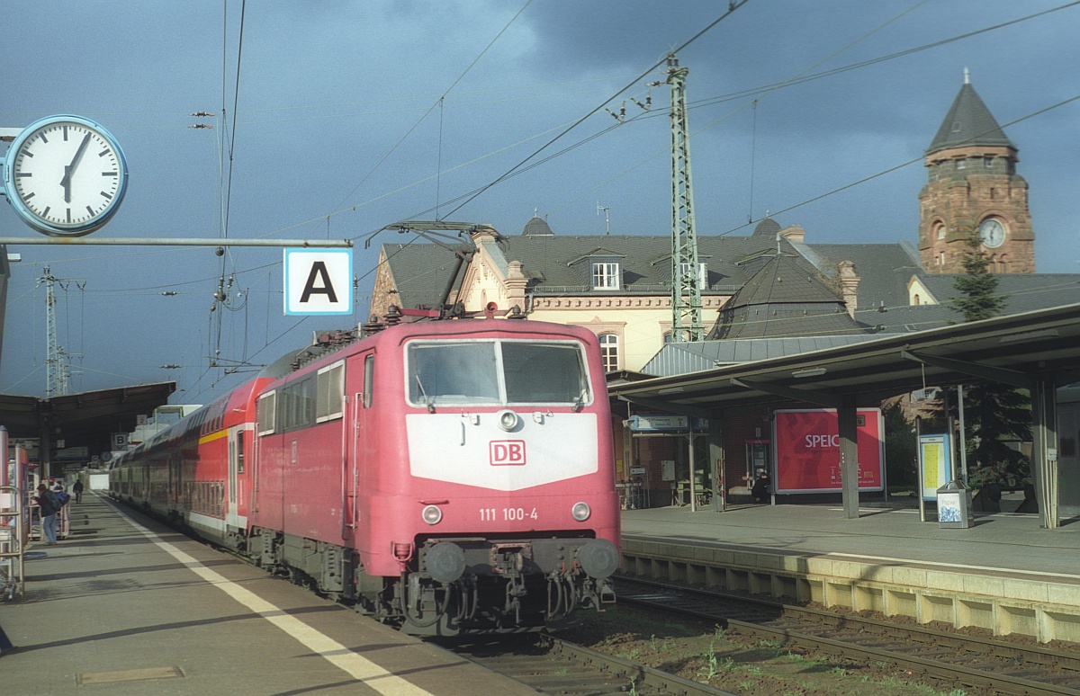 DB 111 100 mit einem RE aufgenommen im Bhf Gießen am 13.04.2001 (Bearb: M.Steiner, (C) D.Schikorr)
