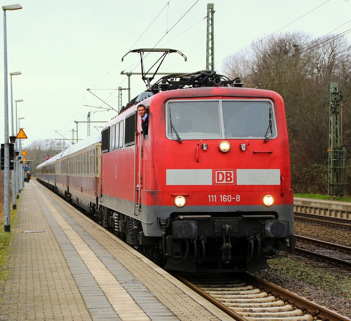 DB 111 160-8 verlässt hier mit dem letzten Kult-IC den es bei der Bahn gab dem IC79/2417  Hanseat  nach Köln Schleswig Richtung Hamburg. 08.01.2012(üaVinG) 