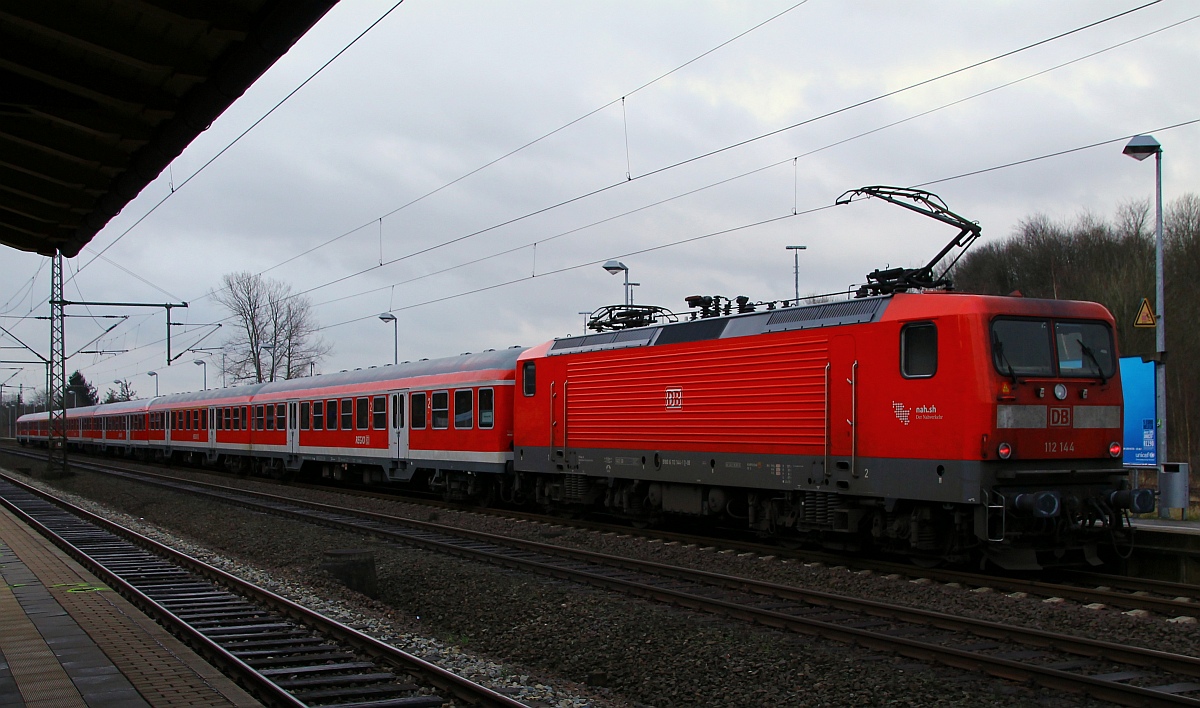DB 112 144-1 als Schublok einer 6 n-Wagen Garnitur als SH Express nach Hamburg beim Halt in Schleswig. 22.12.2013