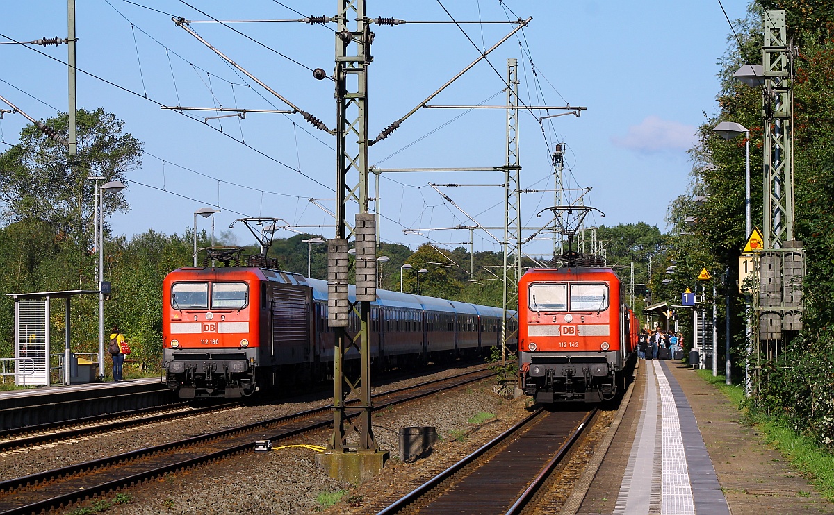 DB 112 160 mit SH-E nach Hamburg und DB 112 142 mit SH-E nach Flensburg beim  Treffen  in Schleswig. 22.09.2014