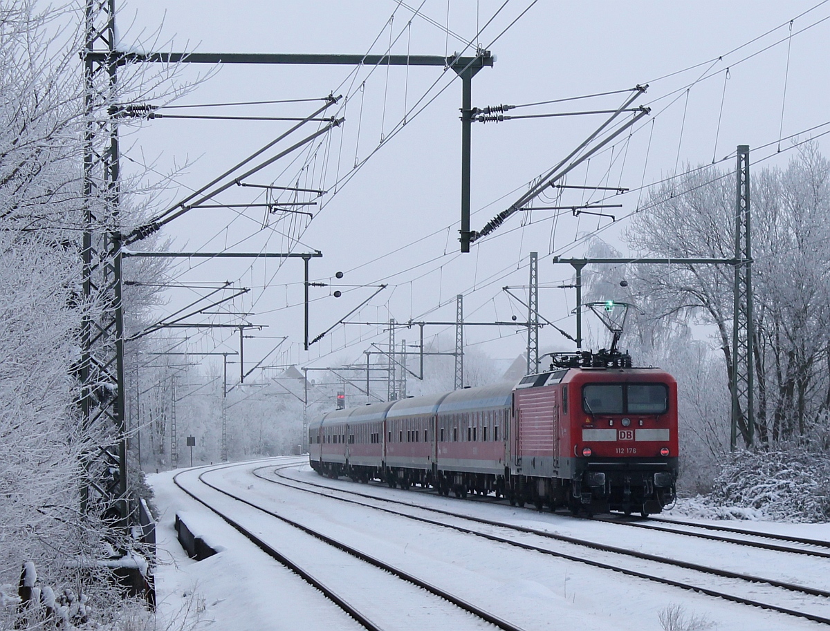 DB 112 176 schiebt hier von grellen Blitzen begleitet den RE7/SH-Express baustellenbedingt nach Neumünster.Schleswig 01.02.2015