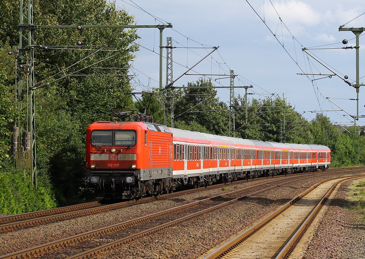 DB 112 177 mit einem n-Wagen Ersatzpark(mit 3mal 1.Klasse) als SH-Express bei der Einfahrt in Schleswig. 20.08.2013