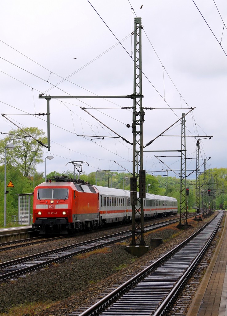 DB 120 103-7 dient heute als Zuglok des IC 1981 von Flensburg nach München. Schleswig 09.05.2014