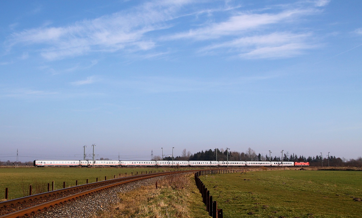 DB 120 118-5 mit dem IC 2417 von Flensburg nach Köln aufgenommen zwischen dem Bü Jübek-Nord und dem Bhf Jübek, Standort Bü Sollbrück I(KBS 134).09.03.2014 
