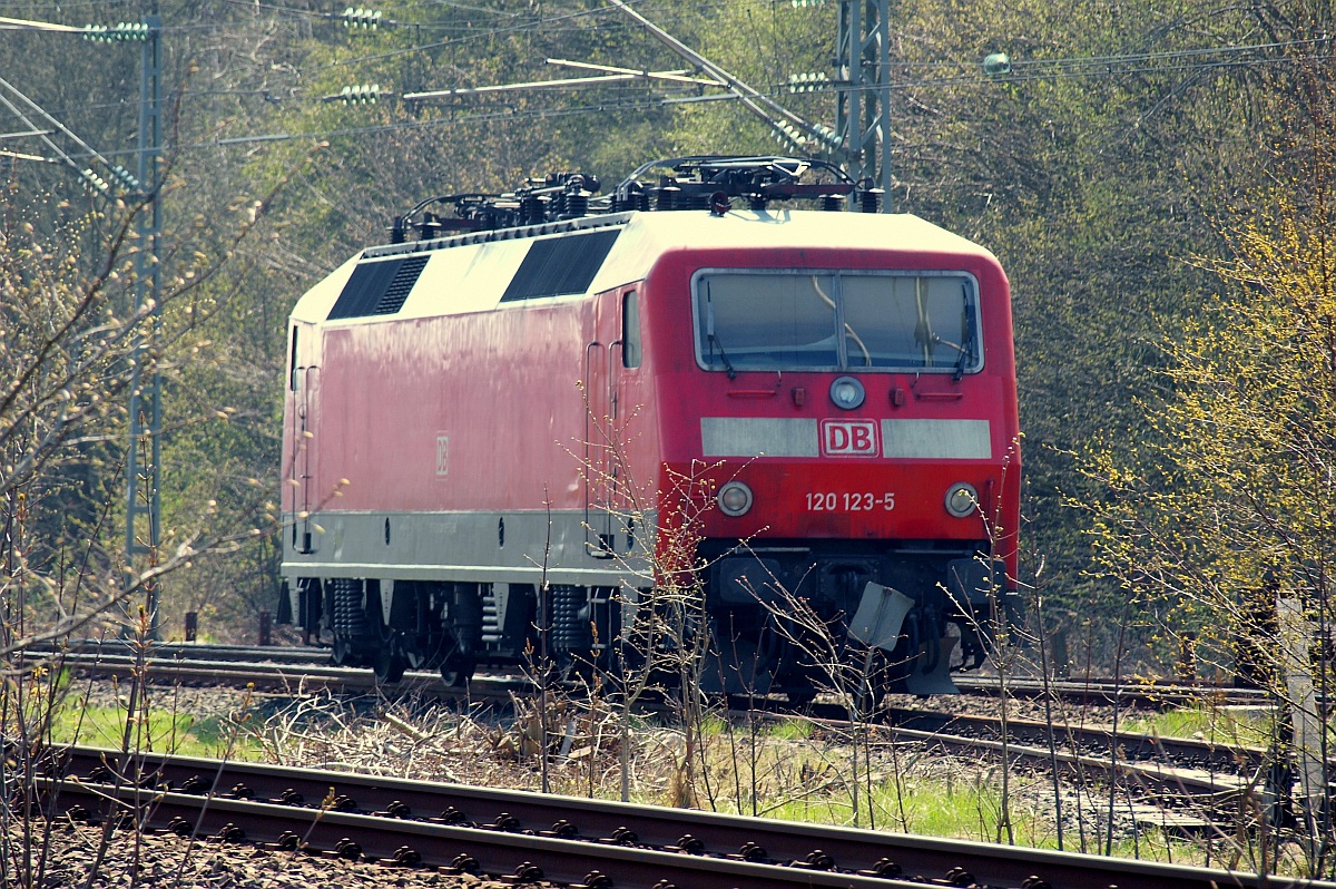 DB 120 123-5 abgestellt auf dem heute nicht mehr genutzten Abstellplatz hinter dem Bhf Flensburg. Vom Original neu bearbeitete Version. Flensburg 25.04.2010