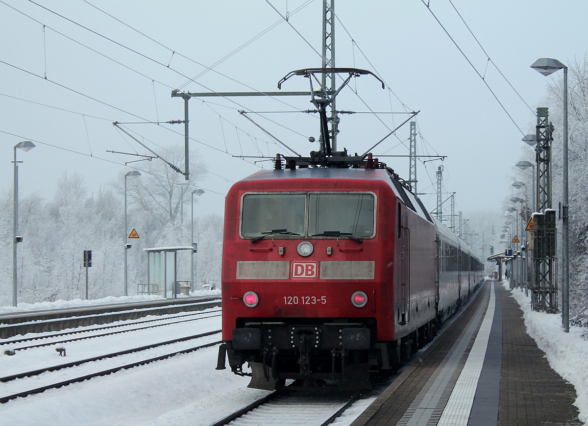 DB 120 123-5 als Schublok des Lr 2417 der wenig später als IC 2417 von Flensburg nach Köln fuhr. Schleswig 01.02.2015