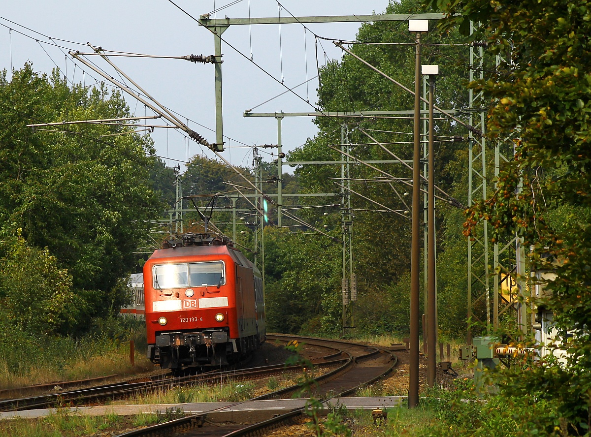 DB 120 133-4 mit dem IC 1981 nach München bei der Einfahrt in Schleswig. 04.09.2013