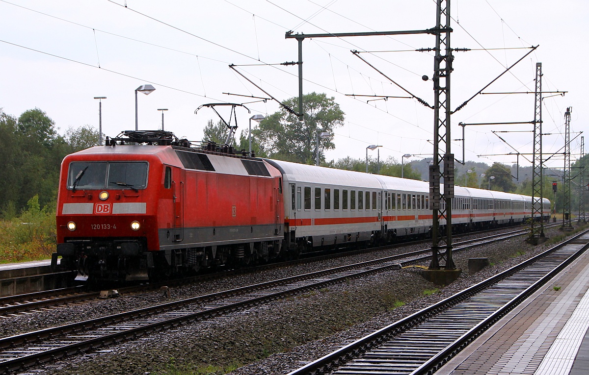 DB 120 133-4(REV/MH/08.07.13) mit dem IC 2417 nach Köln(Avmz109.2, Bwmz111.5, Bimz254.4, Bimz254.4, Bwmz111.5, Bwmz111.5, Bimz254.4 und Bimdz268.7)festgehalten beim Halt in Schleswig. 31.08.2014