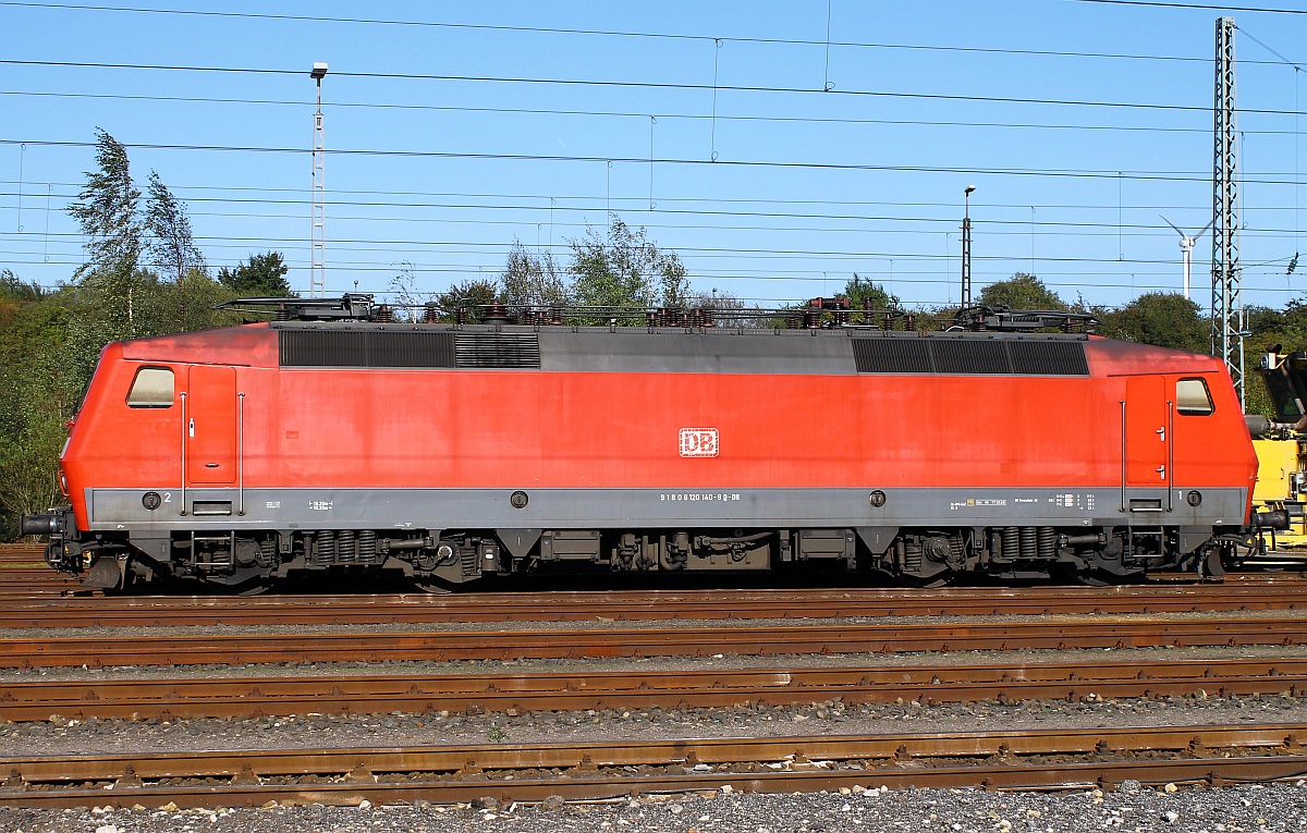 DB 120 140-9 (Unt/MH/17.03.09) abgestellt in Flensburg-Peelwatt wird am Abend den CNL nach Basel ziehen. 03.10.2013