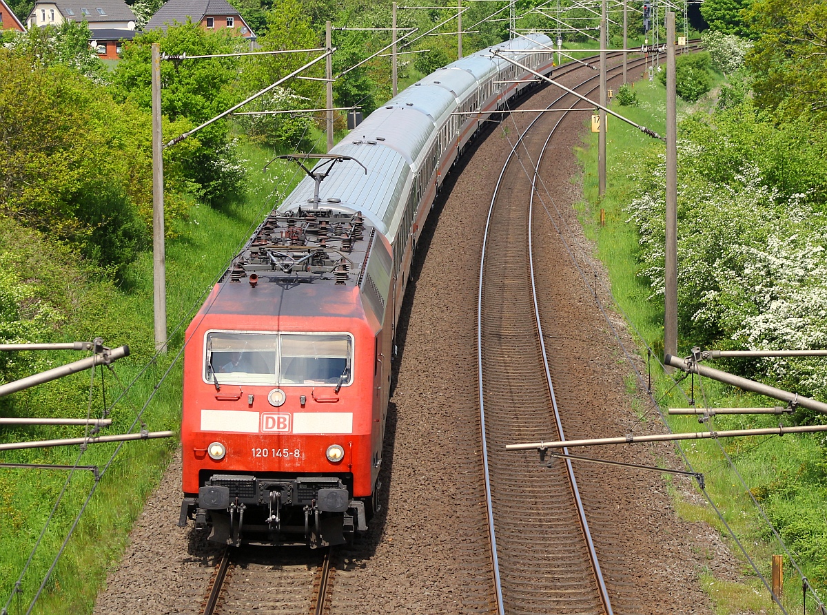 DB 120 145-8 mit dem IC 2417 nach Köln passiert hier die  D.Schikorr  Brücke bei Flensburg-Neuholzkrug. 18.05.2014