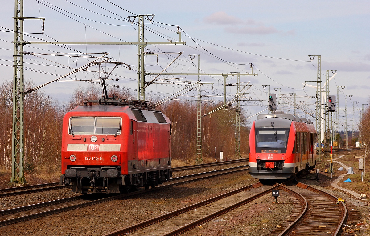 DB 120 145-8 rauscht hier an dem wegen der IC Umleiter in Jübek  geparkten  DB Lint 0648 352/852 vorbei Richtung Flensburg. 22.03.2015