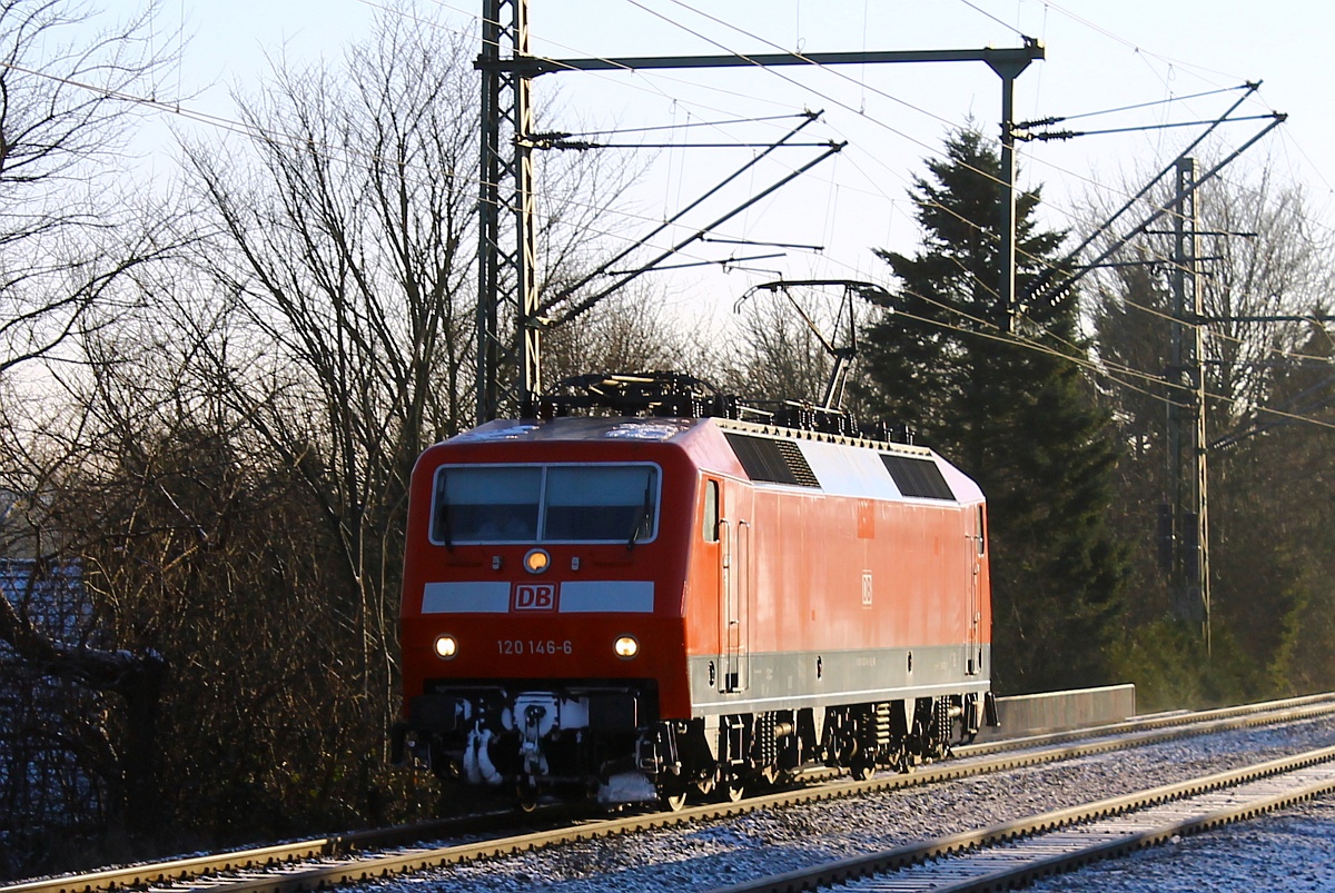 DB 120 146-6 auf dem Weg nach Flensburg um dort wenig später den IC 2417 nach Köln zu übernehmen. Schleswig 28.12.2014