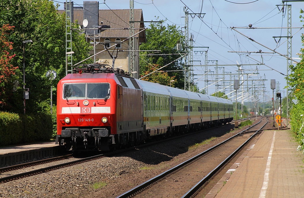 DB 120 149-0 schleicht mit dem IC 2417(Flensburg-Köln) durch den kleinen Ort Jübek. 02.06.2013
