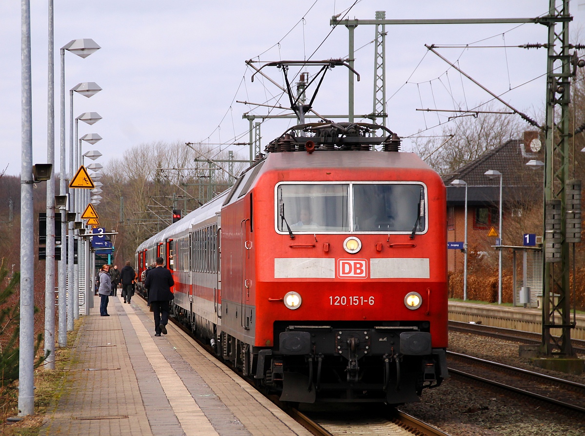 DB 120 151-6 mit IC 2417 nach Köln beim Halt in Schleswig. 09.02.2014