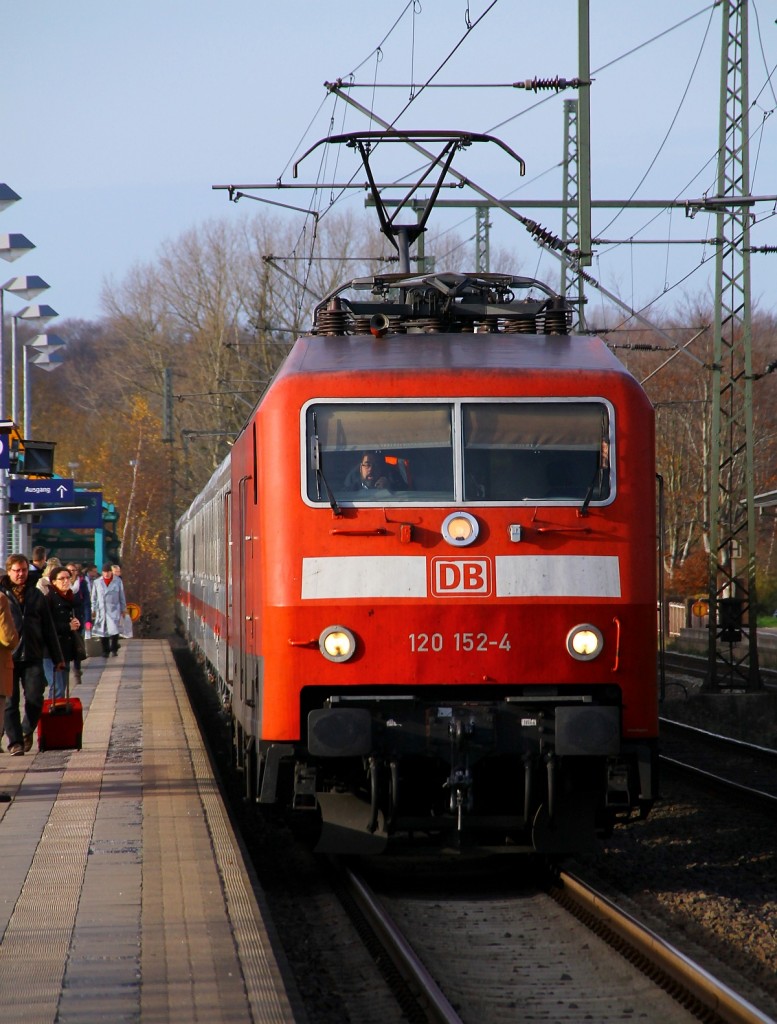 DB 120 152-4 mit dem IC 2417 nach Köln hat mit gut 25min plus Einfahrt in Schleswig. 17.11.2013