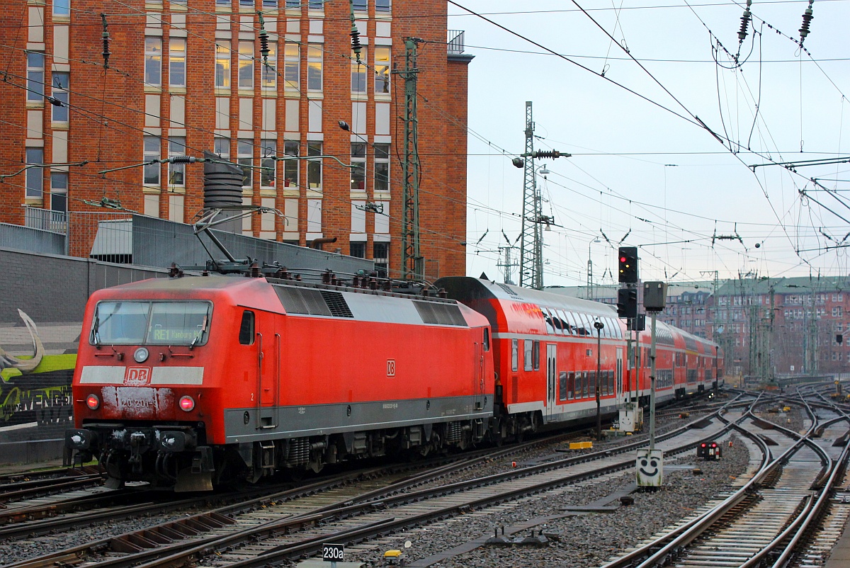 DB 120 201-9 (REV/LD X/12.10.12) mit dem Hanse Express im Hauptbahnhof Hamburg. 26.02.2016