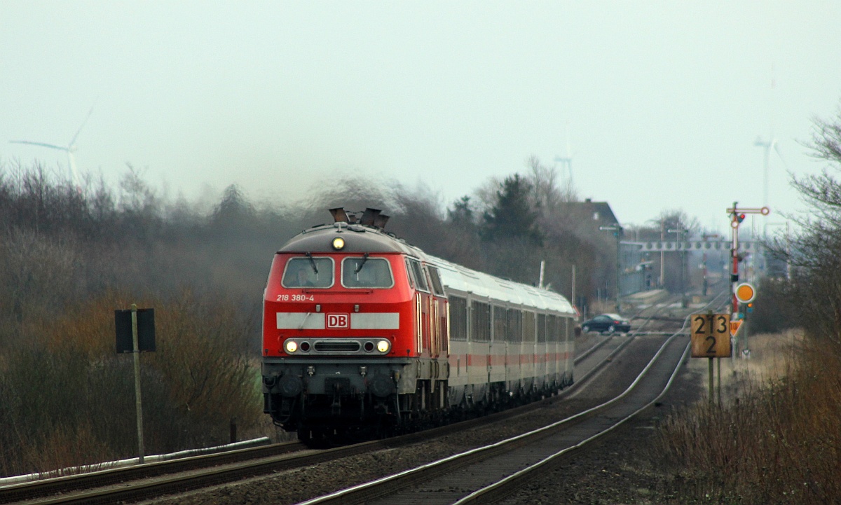 DB 1218 380 und 369 mit dem IC 2072 aus Berlin hier festgehalten bei Klanxbüll am ehemaligen Bü Dreieckskoog. 08.01.2017