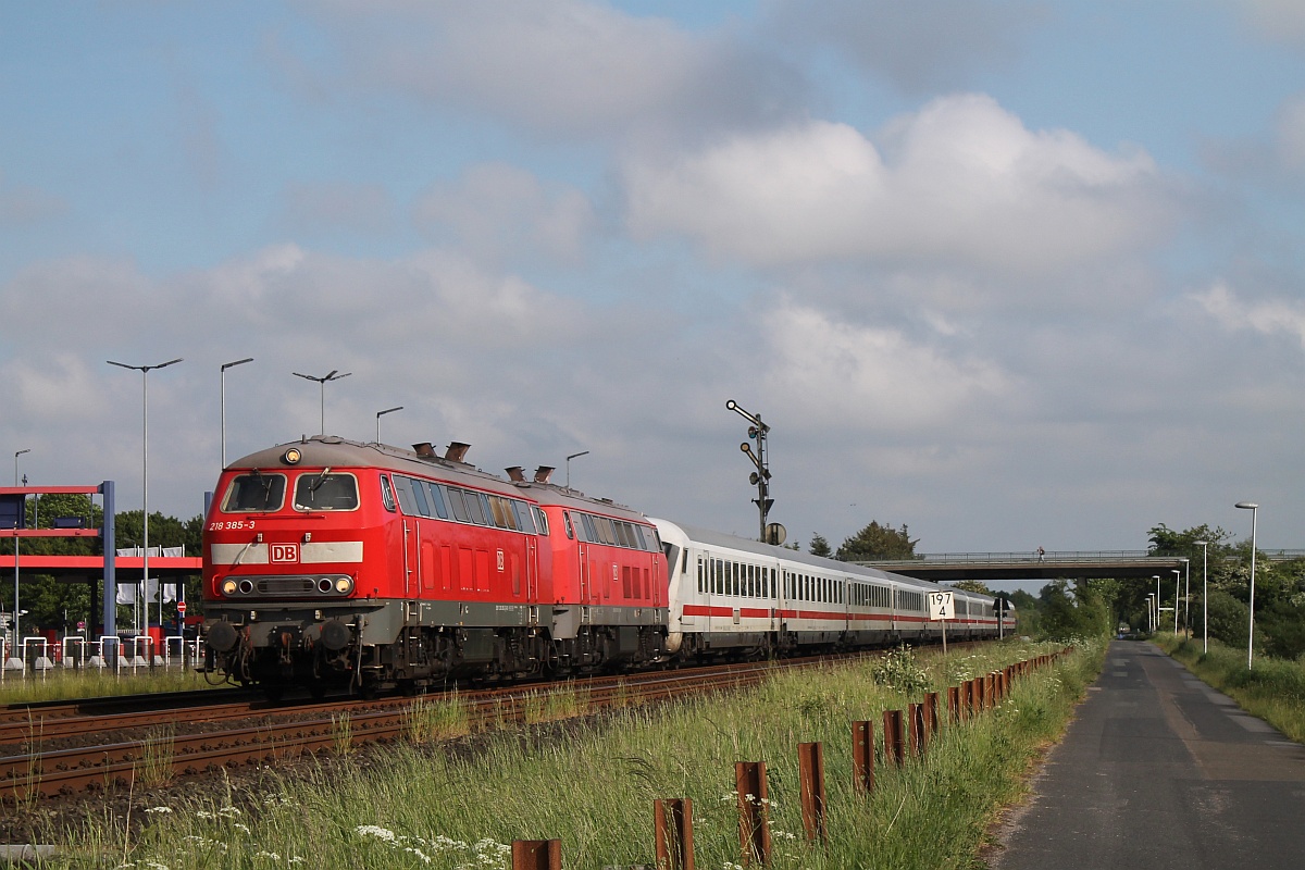 DB 1218 385-3 und 833-2 mit dem IC 2374 ebenfalls aus Hamburg bzw Frankfurt(Main)Hbf kommend festgehalten bei der Einfahrt in Niebüll. 28.05.2017