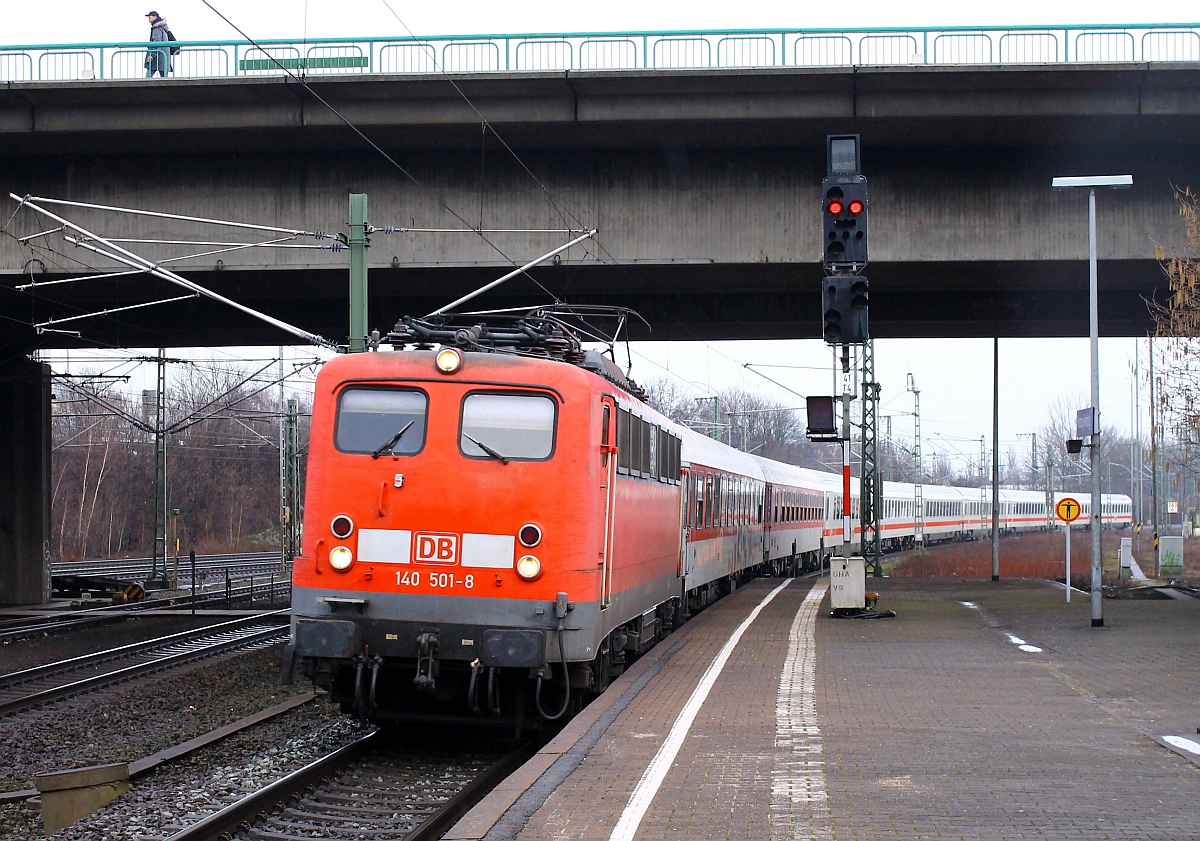 DB 140 501-8 mit dem Pbz von Hamburg Langenfelde nach Dortmund rauscht hier durch Hamburg Harburg. 21.02.2015