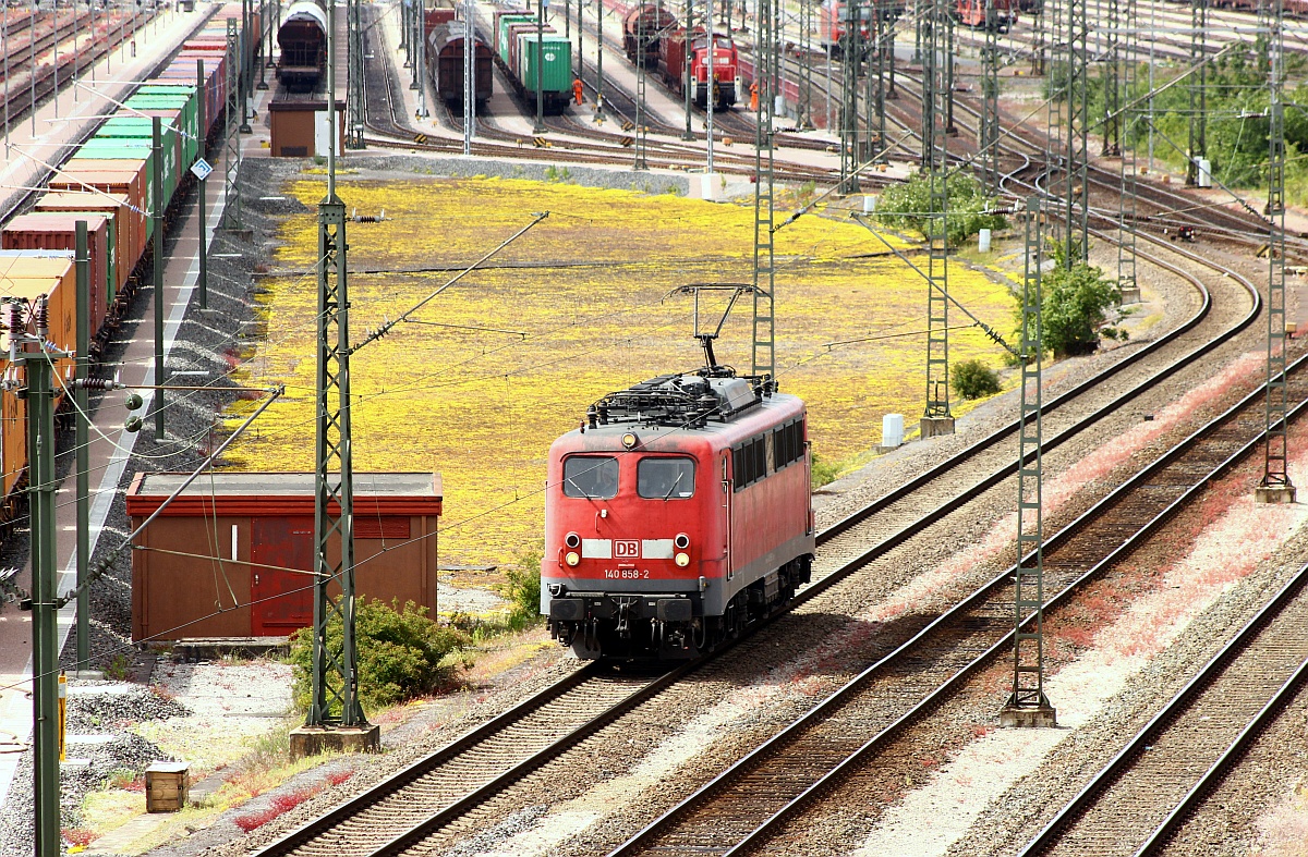 DB 140 858-2(REV/NN X/16.12.08, Verl/KG9/26.11.15)festgehalten bei der Einfahrt in den Rangierbahnhof Maschen bei Hamburg. 16.06.2015