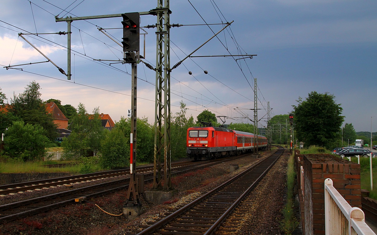 DB 143 163-4 hat hier mit dem RE 95763 nach Rendsburg Einfahrt in Schleswig (Ersatzzug für den ausgefallenen SH-E nach Hamburg). 08.06.2014