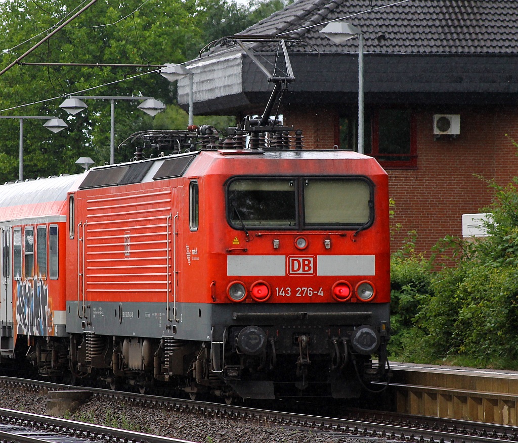 DB 143 276-4 bewusst als Lokportrait festgehalten da der Rest der RB reichlich bunt gestaltet wurde. Schleswig 11.08.2013