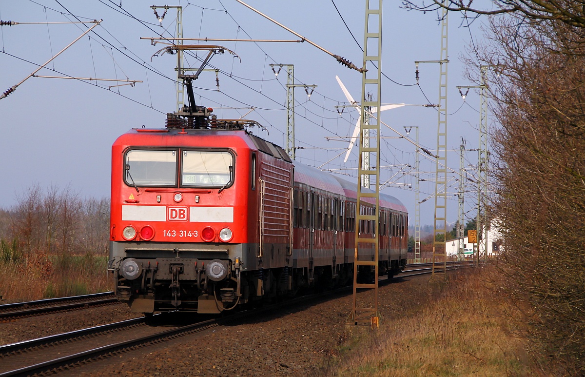 DB 143 314-3 als Schublok einer RB nach Flensburg auf genommen in der Nähe des Bü Jübek-Nord. 22.03.2014
