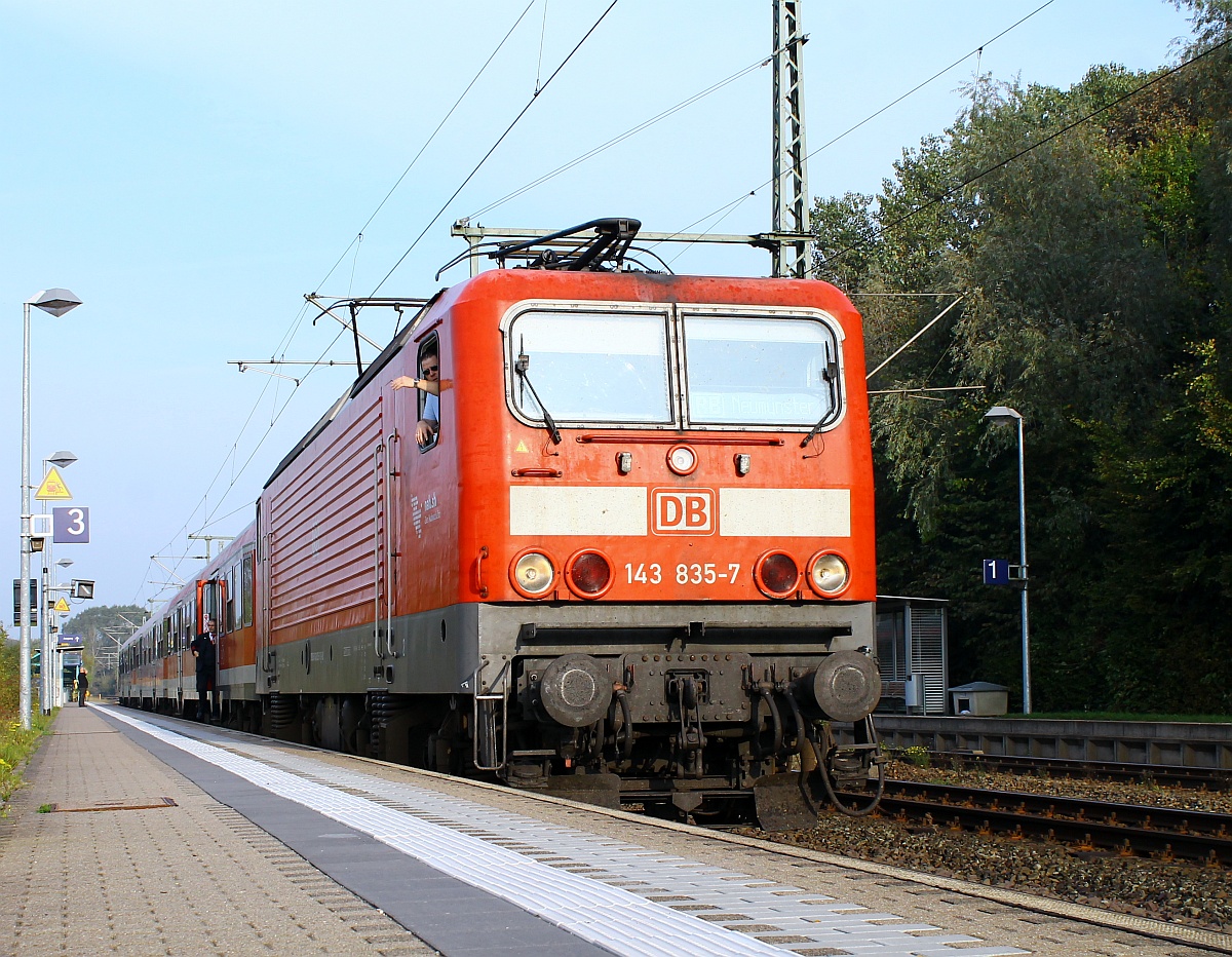 DB 143 835-7 mit einer RB nach Nuemünster kurz vor der Abfahrt in Schleswig. 05.10.2014