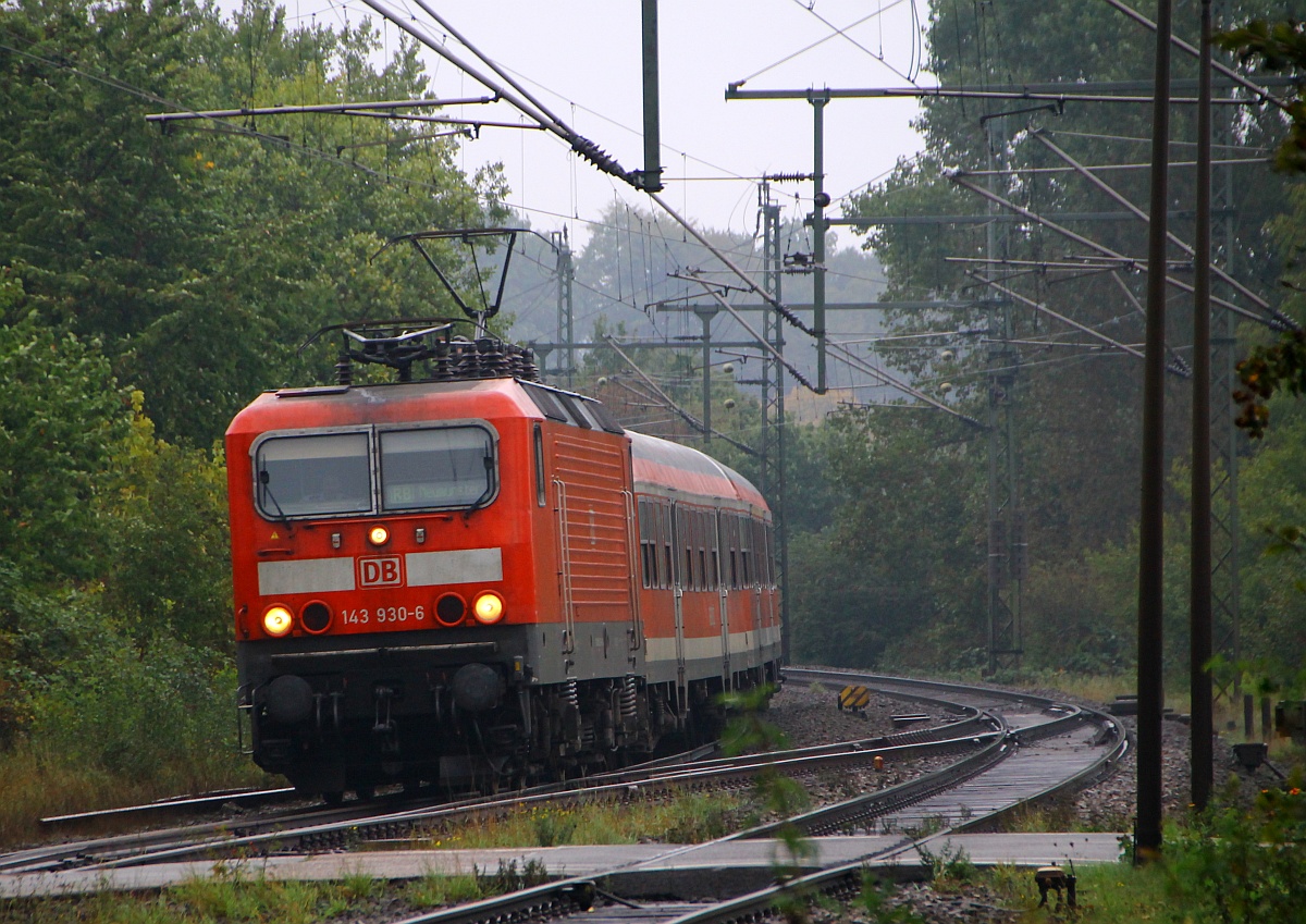 DB 143 930-6 beim Halt am defekten Bü in Schleswig festgehalten von einem Parkplatz aus. 14.09.2014