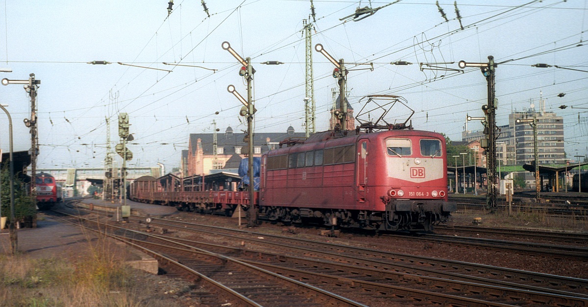 DB 151 064-3 Ausfahrt Gießen Hbf 17.10.1997 (D.S)