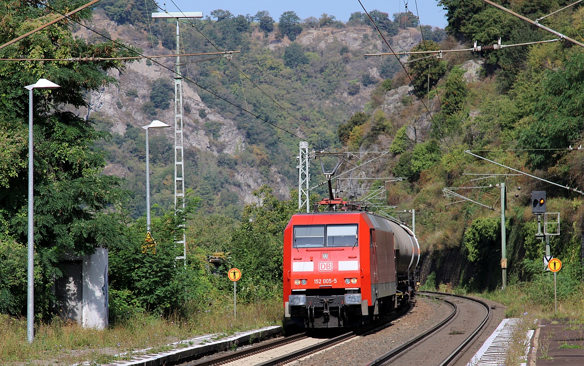 DB 152 005-5 mit Kesselwagenzug durch Lorchhausen. 14.09.2021