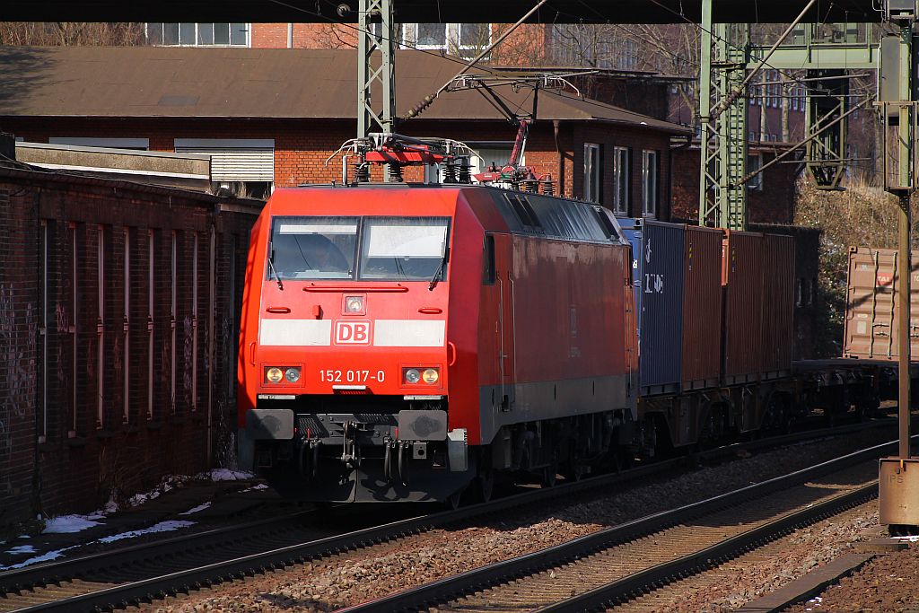 DB 152 017-0 mit frischer HU durchfährt hier HH-Harburg mit einem Containerzug. 23.03.2013