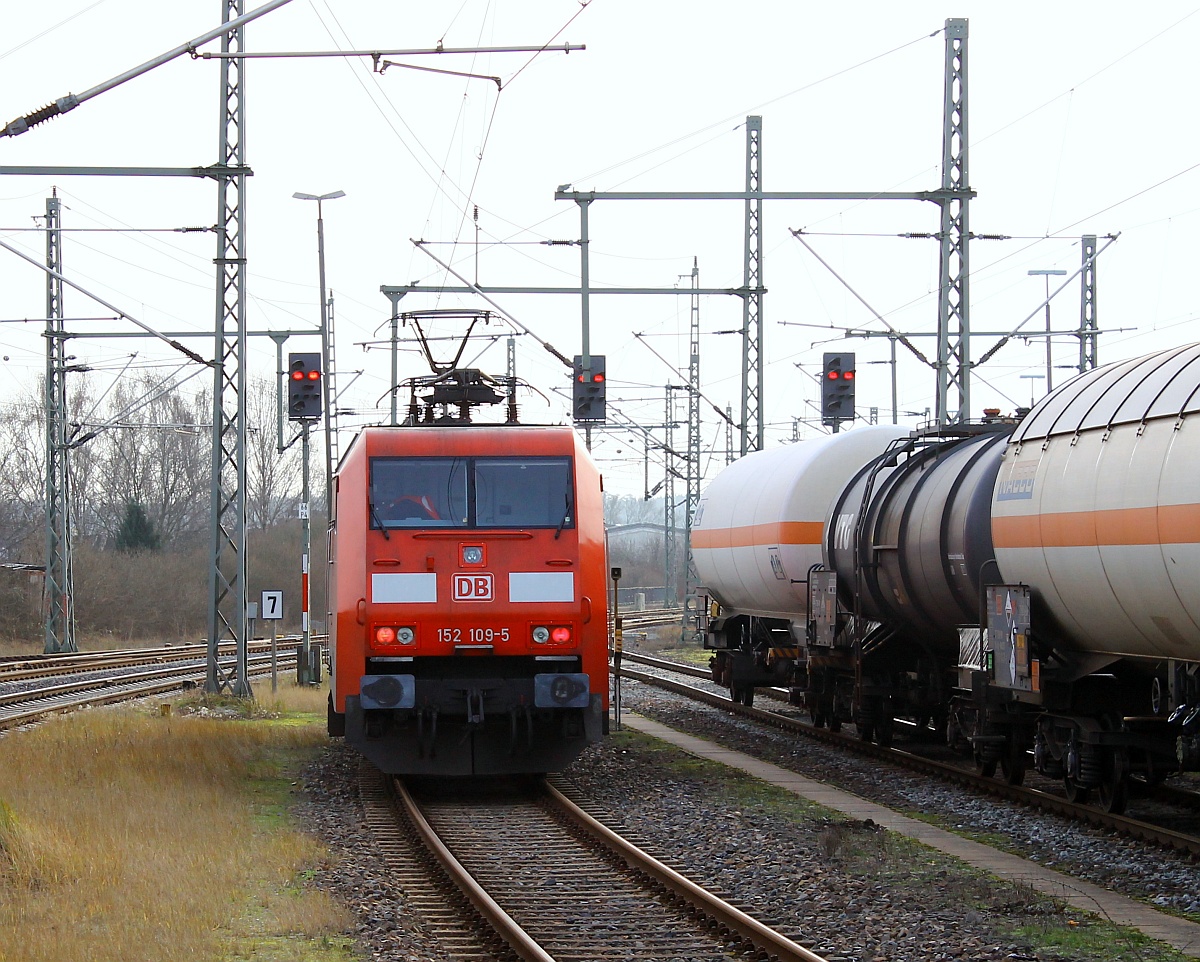 DB 152 109-5 brachte einen Kesselwagenzug nach Itzehoe und verschwand dann später mit einem neuen Güterzug wieder Richtung Hamburg. Itzehoe 27.12.2014