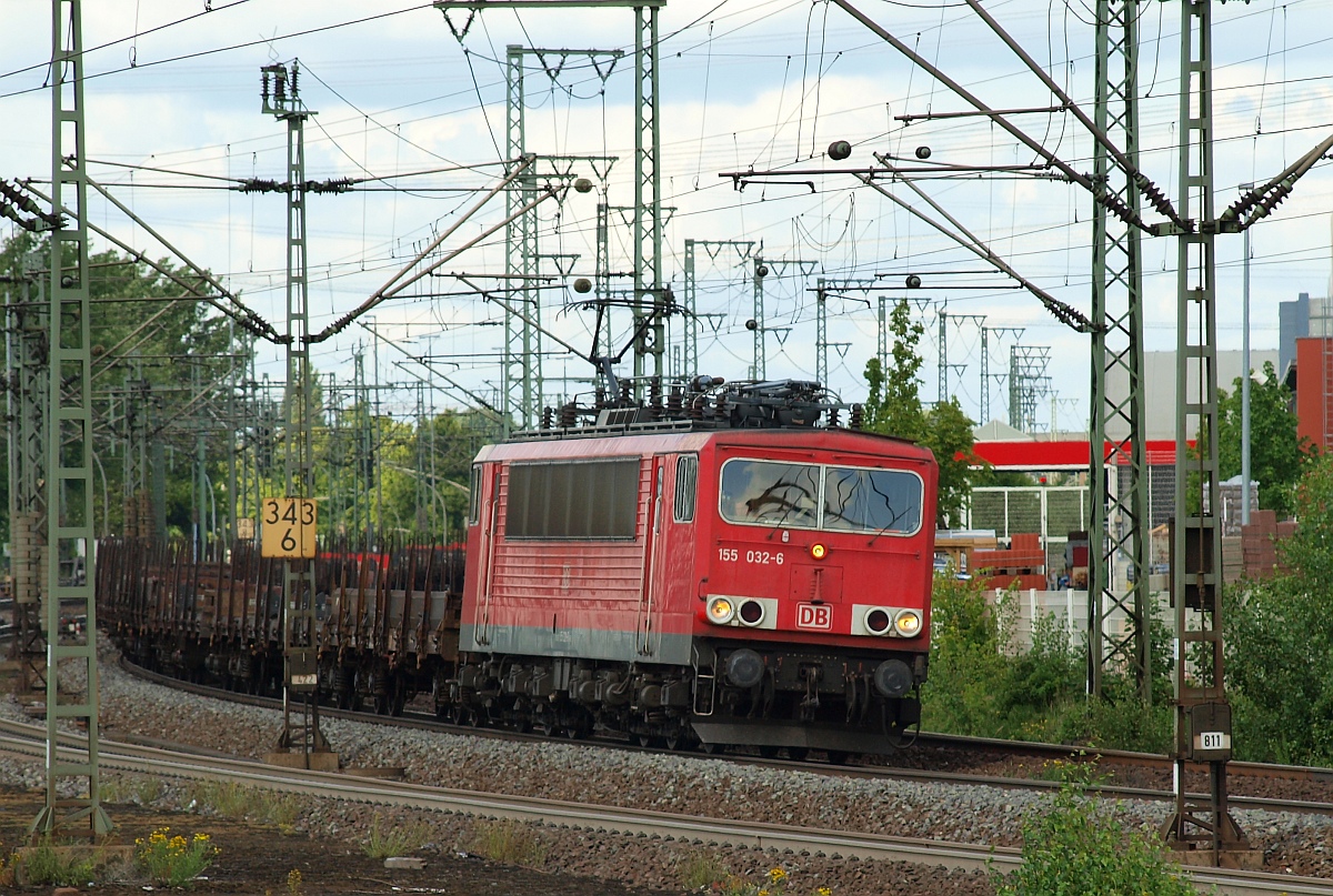 DB 155 032-6 rauscht hier mit einem Metalltransport durch HH-Harburg. 01.07.2011(üaVinG)