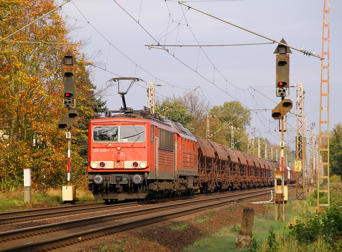 DB 155 039-1 hat 232 241-0 und einen Güterzug am Haken. Dörverden 01.11.2013