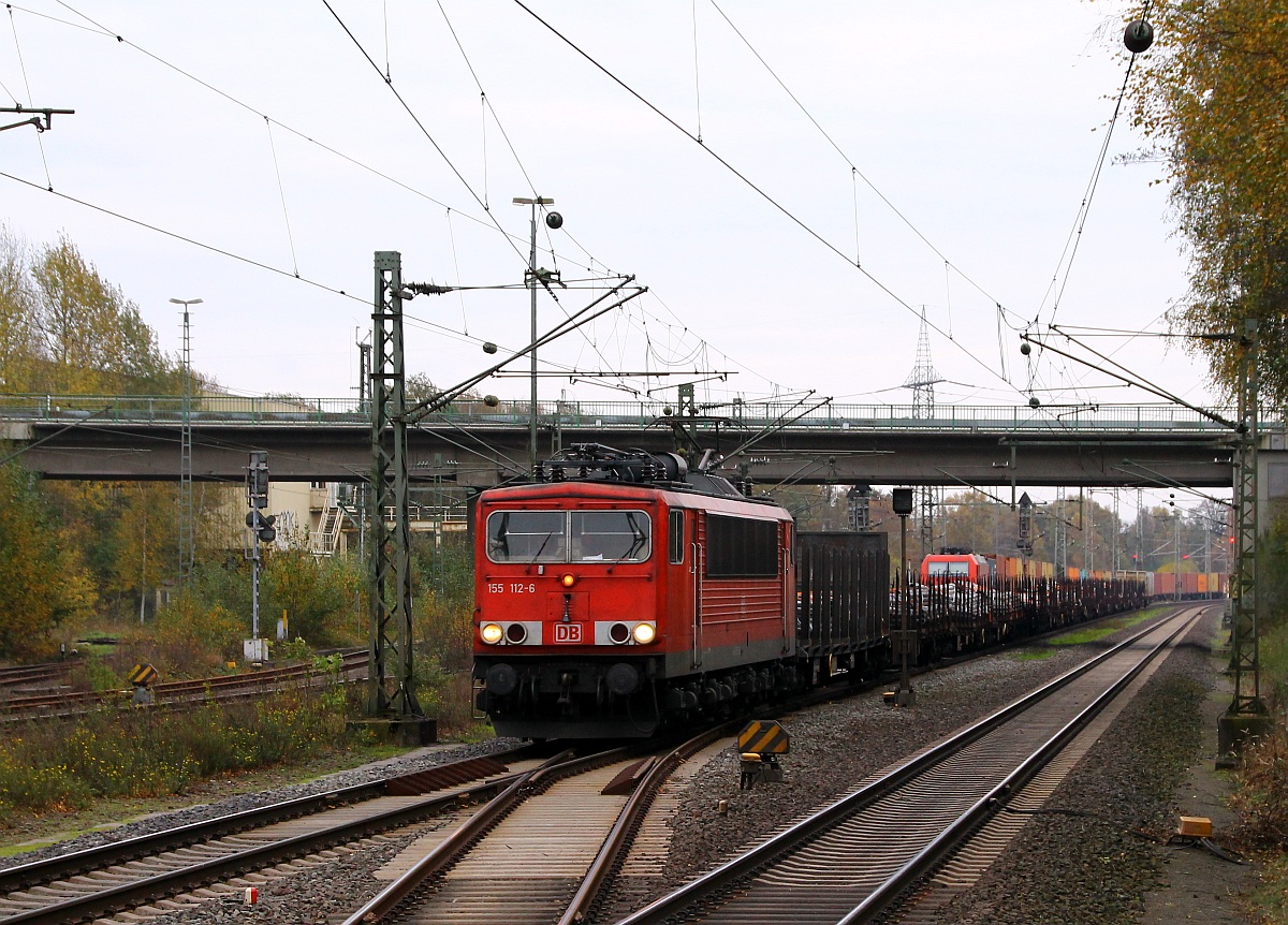 DB 155 112-6 mit Stahlplattentransport bei der Durchfahrt in Langwedel. 01.11.2013