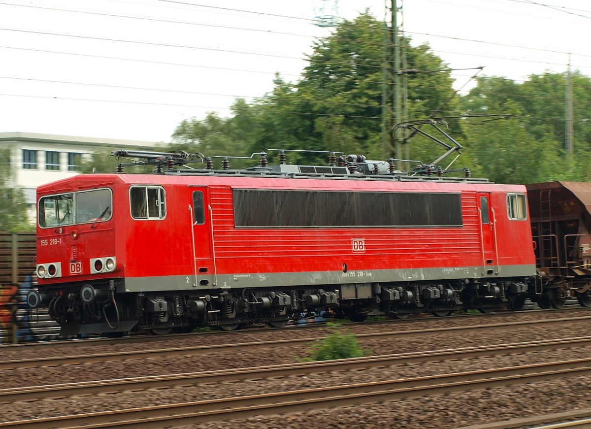 DB 155 218-1 rumpelt mit hohem Tempo durch Hamburg-Harburg. 08.07.2011