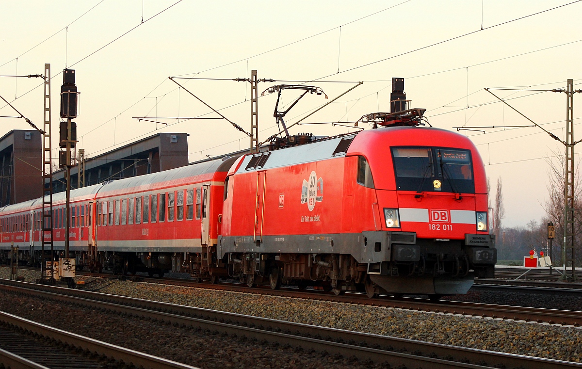 DB 182 011-7 hatte am 06.02.2015 die Aufgabe den IRE nach Berlin zu ziehen. Hier passiert der Zug die Süderelbebrücken kurz vor Hamburg-Harburg.