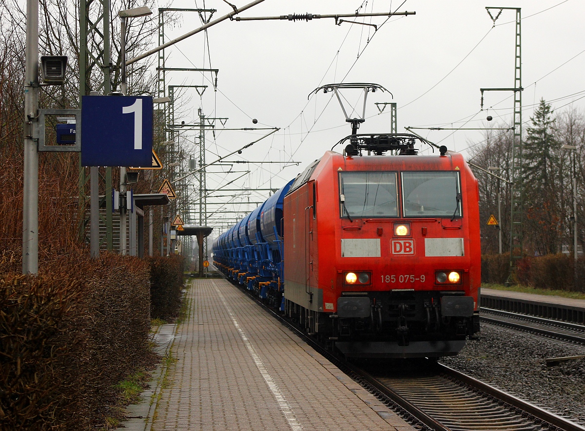 DB 185 075-9 mit neuem Schüttgutwagen-Ganzzug der Fa.NACCO bei der Durchfahrt in Jübek. 27.02.2015