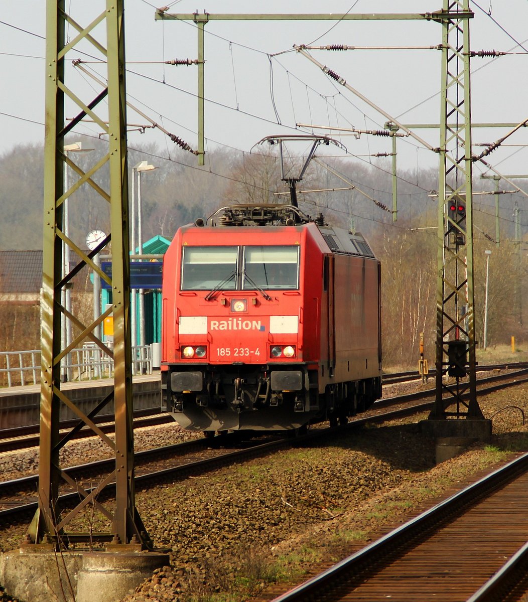 DB 185 233-4 rollt hier langsam durch den Bhf Schleswig. 26.03.2012