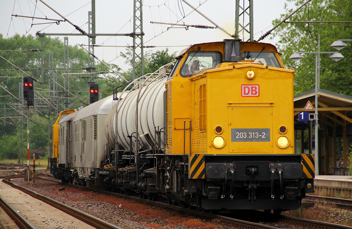 DB 203 313-2 und 203 307-4 mit dem Spritzzug aus Flensburg als Bauz 24994 kurz vor dem Halt in Schleswig(Grund war die Überholung des SH Express nach Hamburg)(Bild 1). 16.06.2014