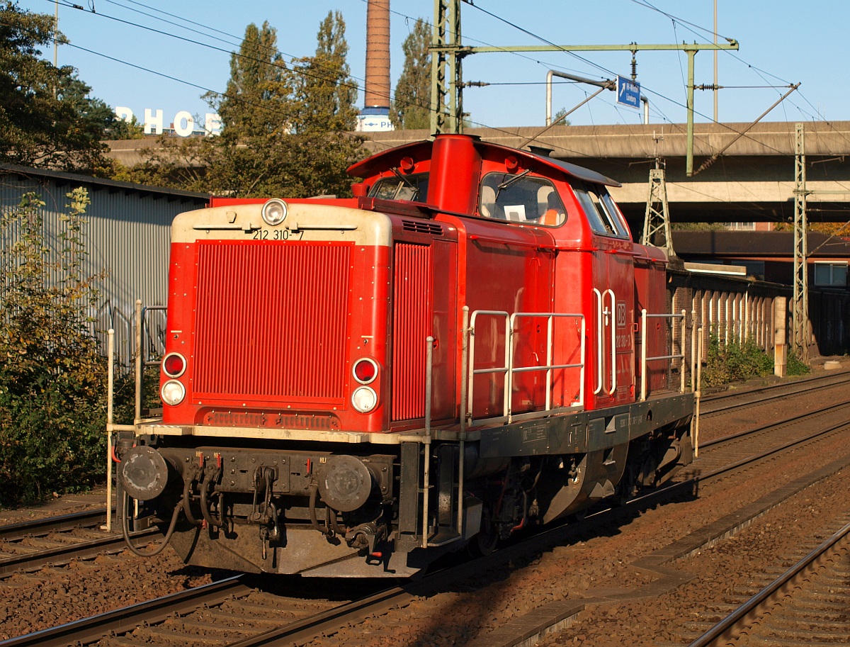 DB 212 310-7 der DB Fahrwegdienste Karlsruhe(Unt/BCSX/20.08.08)dieselt hier am Morgen des 15.10.2011 durch Hamburg-Harburg. Die Lok wurde 2004 ausgemustert danach modernisiert und ist seit 2008 wieder im Dienst.