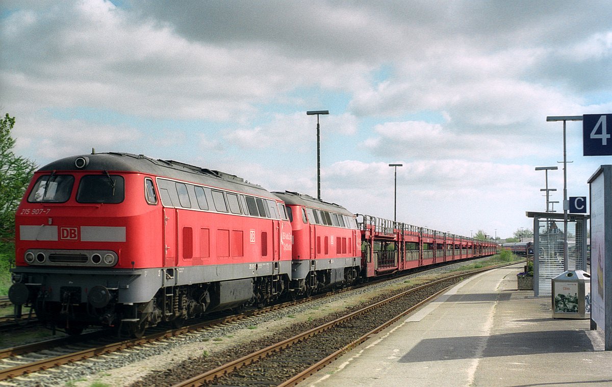 DB 215 907 + 903 mit AZ in Niebüll. 12.05.2005