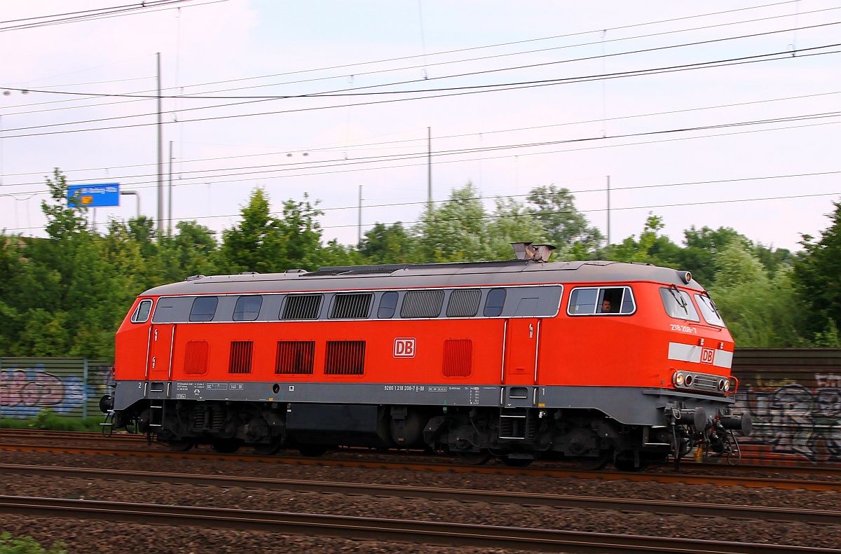 DB 218 208-7 auf Solo-Tour durch HH-Harburg. 28.06.2014