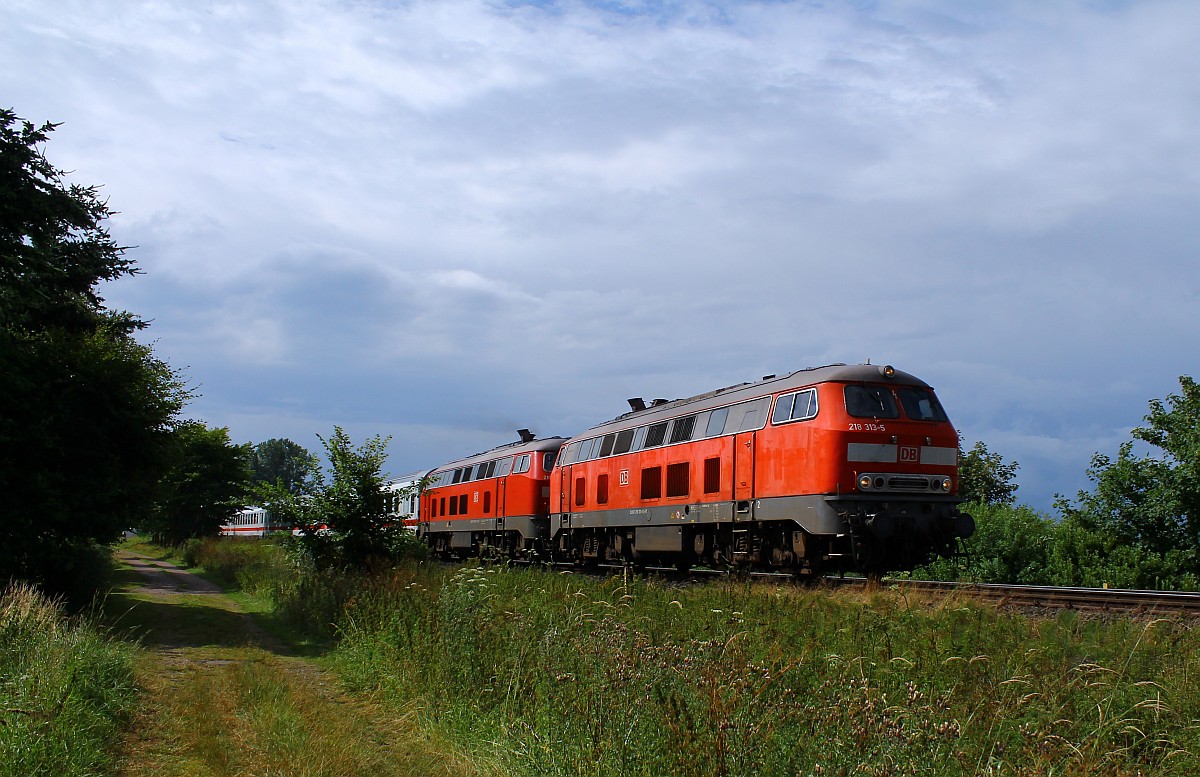 DB 218 313-5 mit Schwesterlok und IC Richtung Hamburg festgehalten am Ortseingang von Hattstedt zw Husum und Bredstedt. 25.07.2015