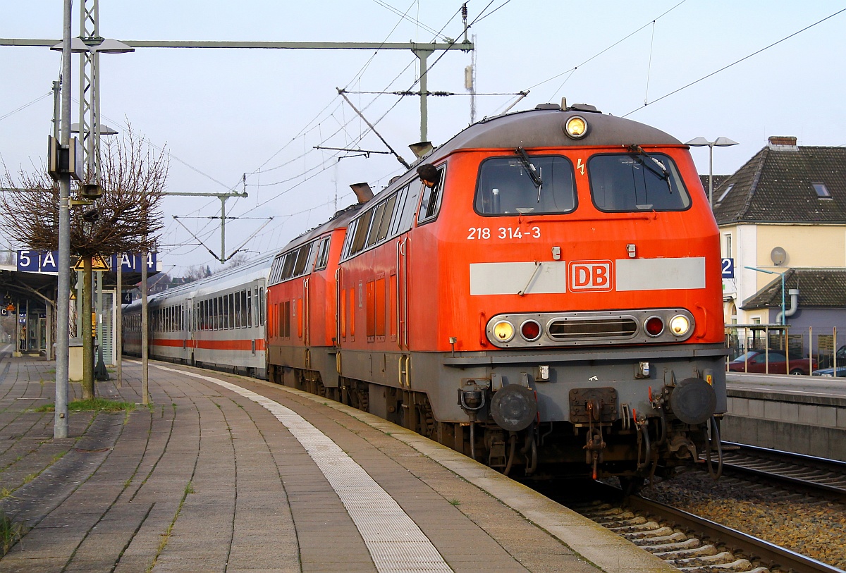 DB 218 314 und 371 mit dem neuen IC 2375 von Westerland nach Karlsruhe hier festgehalten beim Halt in Itzehoe. 27.12.2014