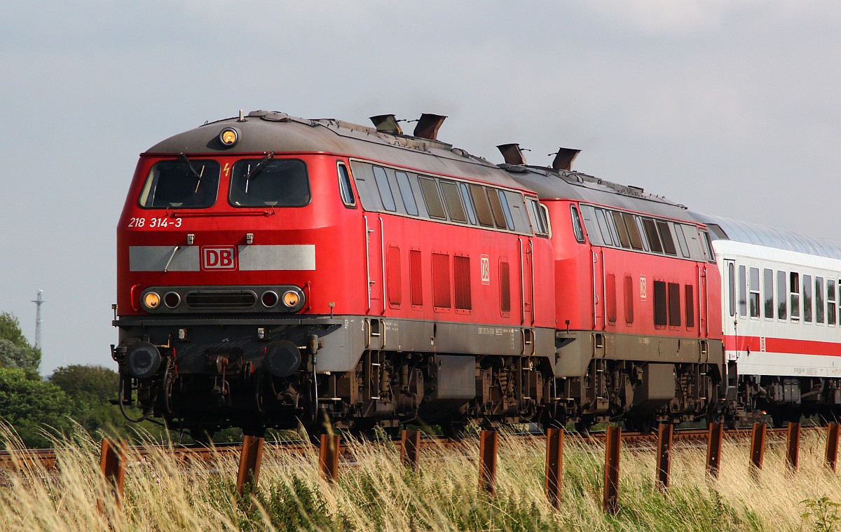 DB 218 314-3(Krupp 5307, 1974) + 218 315-0(Krupp 5308, 1974), Wiedingharder Neuer Koog 04.08.2012