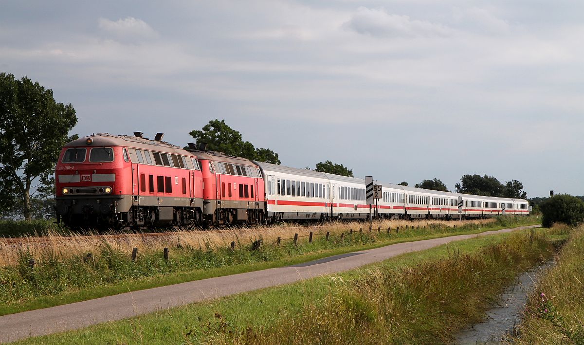 DB 218 315-0 und 340-8 mit dem IC 2374 aus Karlsruhe kurz vor der Einfahrt in Husum. Südermarsch 31.07.2017