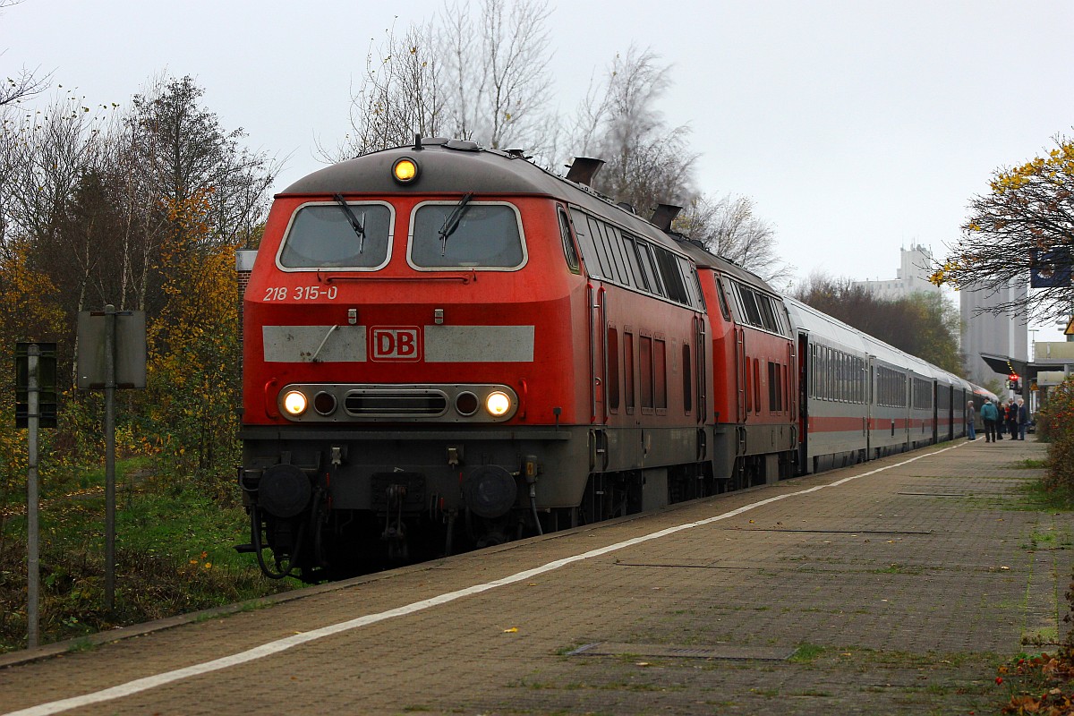 DB 218 315-0 und 362-2 mit dem IC nach Stuttgart hier beim Halt in Hususm festgehalten. 11.11.2015